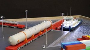 Движение буксира в порту с баржей