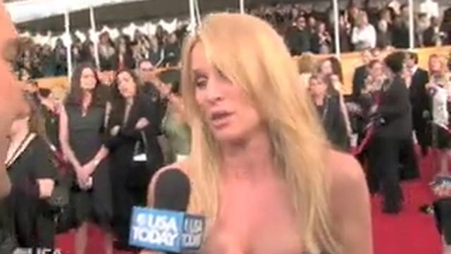 Celeb Watch: Nicolette Sheridan at the SAG Awards смотреть онлайн