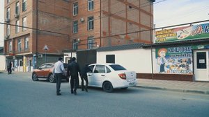 ТАКСИСТ ПРИСТАЕТ К ДЕВУШКЕ. СМОТРЕТЬ ВСЕМ.