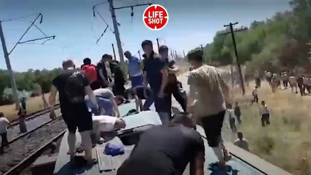 Поезд сошел с рельс в Казахстане смотреть онлайн
