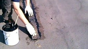 Наклейка заплат из рубероида на заделанные мастикой трещины в крыше.