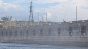 Вид на шлюзы Волжской ГЭС с борта теплохода