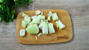 Куриные голени с луком и морковью