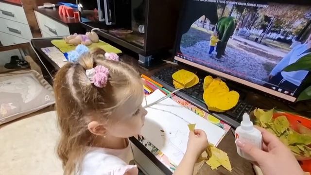 С МИЛАНОЙ СДЕЛАЛИ ОСЕННЮЮ ПОДЕЛКУ ИЗ ПРИРОДНОГО МАТЕРИАЛА.???