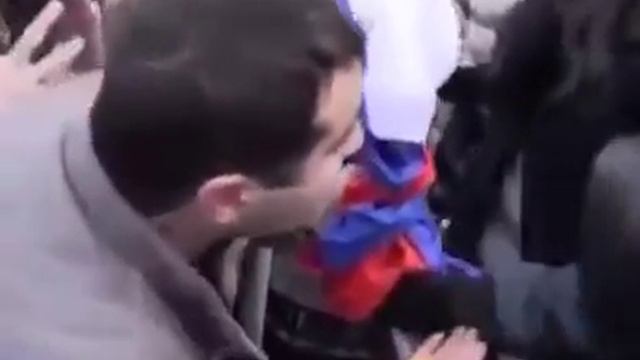 В Армении сожгли флаг России смотреть онлайн