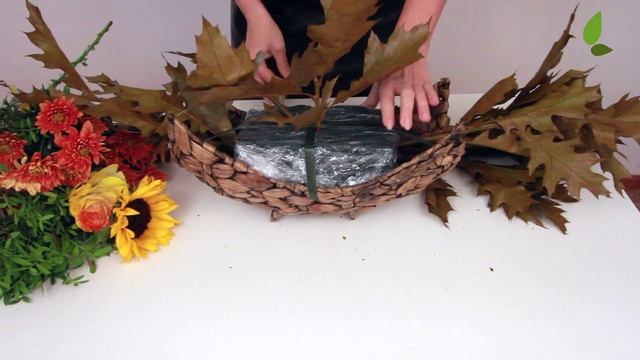 Композиция из цветов в корзине. Уроки флористики. смотреть онлайн