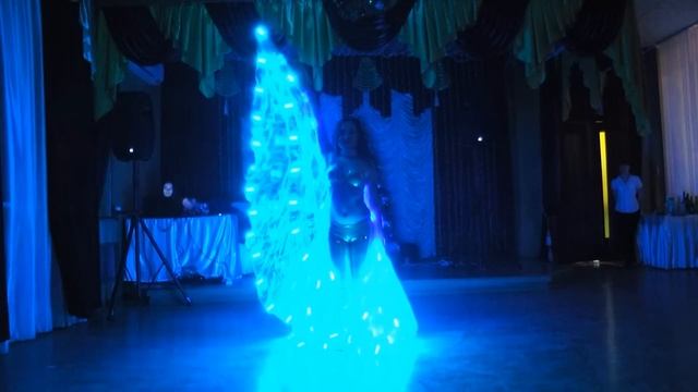 Восточные танец со светодиодными крыльями Люция смотреть онлайн