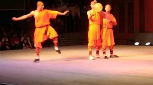 Shaolin monk pierces glass with a needle | Шаолиньский монах пробивает стекло иголкой