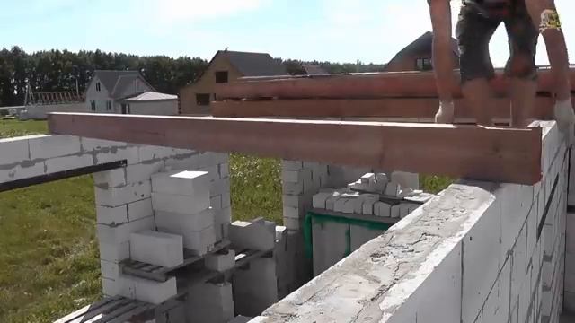 Деревянные перекрытия 1 этажа  Постройка дома своими руками. Монтаж балок.