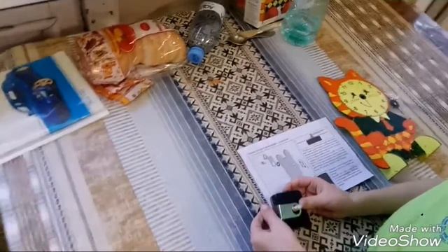 Обаяшка ребенок разукрашивает деревянные часы. DIY