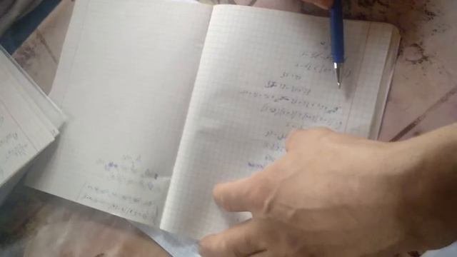 Папа проверяет уроки.