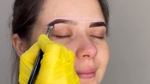 Брови краской с эффектом омбре. Yumi lashes.