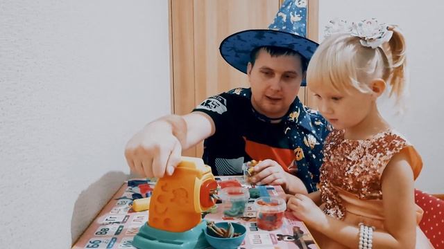 готовим макароны из теста// детские игры папа и дочка//детская игра повар смотреть онлайн