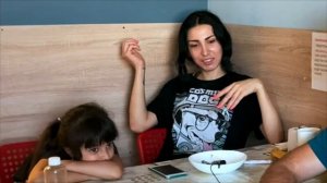 Девушка из Азербайджана учит Русского парня как правильно говорить на Азербайджанском языке.