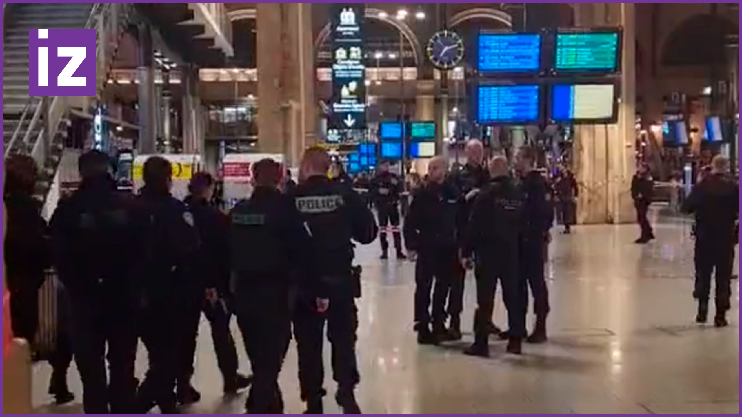 Нападения неизвестного. Полицейский человек Россия. Полицейский участок Париж. В Париже неизвестный напал с ножом в метро.