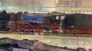 Модели в витрине магазина ЖД моделей в Гонконге Model Railway Shop Lee Kwon Hobbies Company