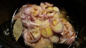 Куриные бёдра с луком шалот тушеные в мультиварке
