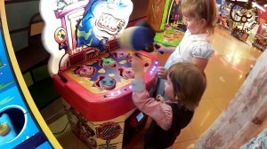 Дети играют в автоматы / Children's games. Children playing in the machines МанкитуИгры # 6