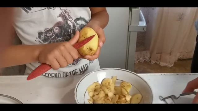 Учимся чистить картошку)) смотреть онлайн