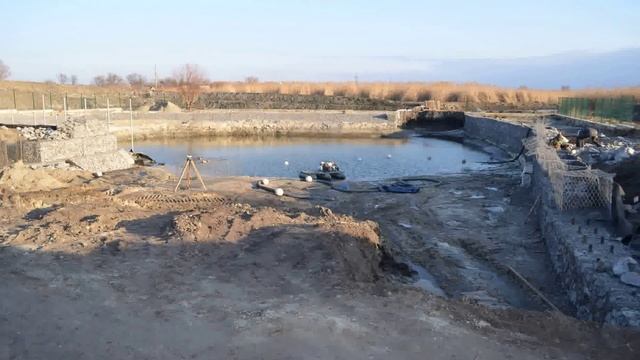 Строительство пруда. Укрепление берега габионами.