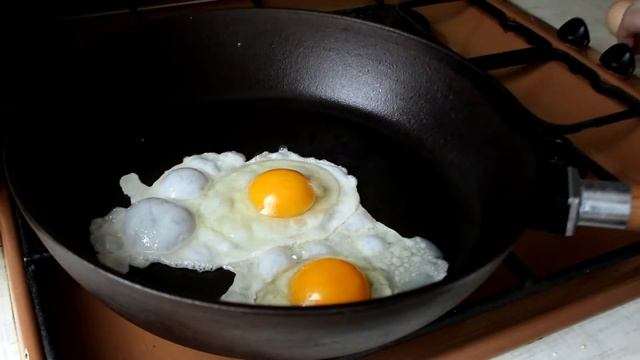 Яйца VS чугунная сковорода BIOL смотреть онлайн