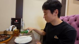 Кореец пробует в Москве корейскую еду насколько похоже?