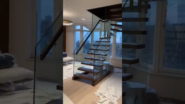 Лестница и перила из стекла и дерева