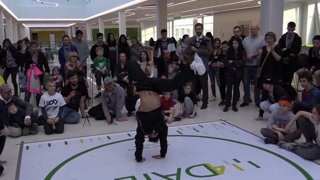 1/4 финал junior до 15 лет Bars vs KraSavva, breakdance city battle - ТЦ 4Daily 20170422 смотреть онлайн