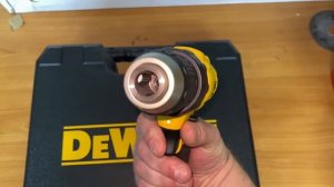 DEWALT DCD771D2. Быстрый обзор шуруповерта "без воды".