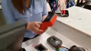 Пэймоб-Ф красного цвета установлен на док-станций, через которую подключен внешний пин-пад PP-V10