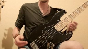 Классическая посадка с бас-гитарой. Бас-гитара уроки для начинающих.