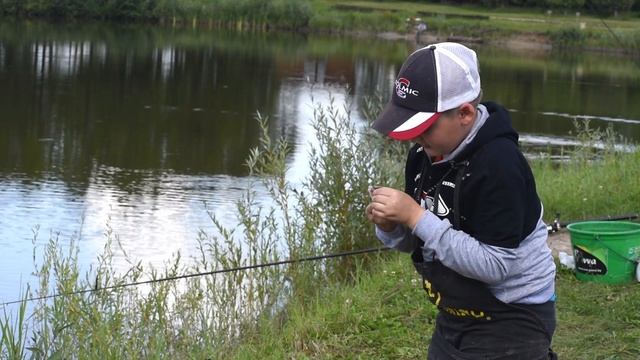 Как научить ребенка ловить на фидер. Ловим карася смотреть онлайн