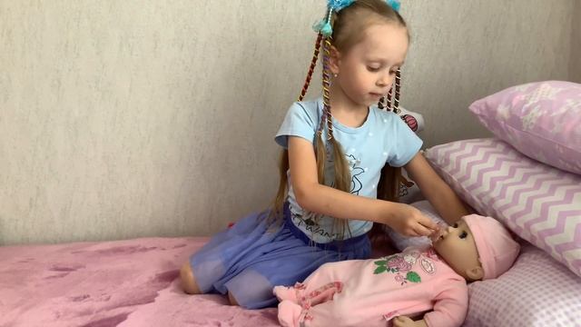 Беби Анабель гуляет в коляске. Полина как мама. Дочки матери. Видео с куклами смотреть онлайн