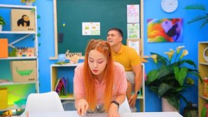 Богатая кошка vs бедная собака! Строим домики для животных