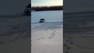 Audi Allroad поднимается в гору зимой