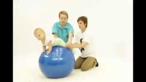 Как научить ребенка ползать?