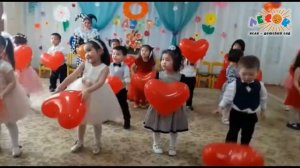 маленькие детки танцуют танец для своих мам