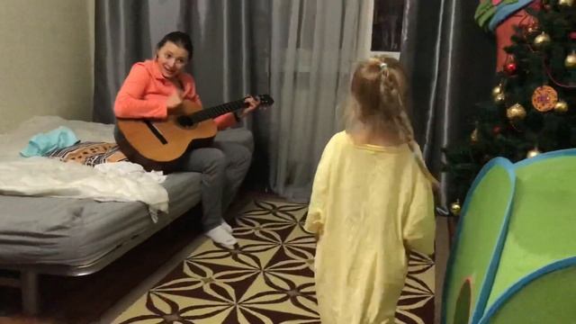 Мама играет на гитаре, дочь танцует смотреть онлайн