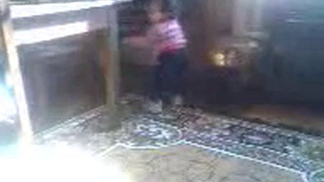 Каринка с магнитафоном играет.3gp смотреть онлайн