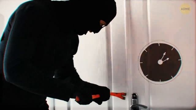 Наклейте фольгу на дверную ручку — это вас защитит! смотреть онлайн