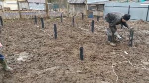 Сваи закручены, обрезаем и засыпаем сухую смесь в сваи.