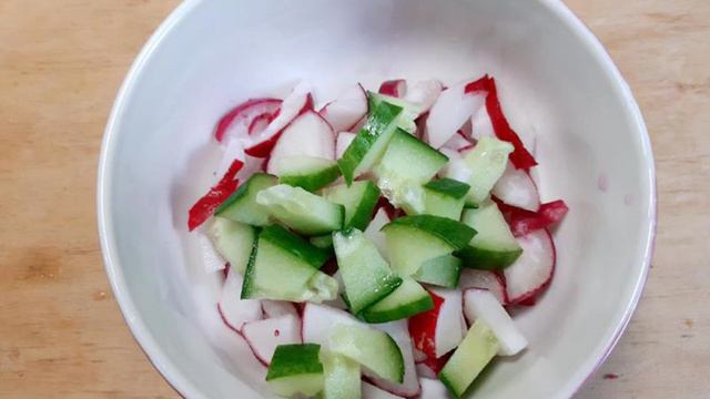 Салат из редиса с огурцом и рукколой