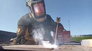 варю деталь моста электродами уони 13/55 диаметром 4