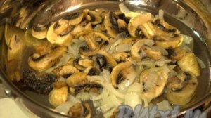 Салат с консервированной фасолью и жареными шампиньонами