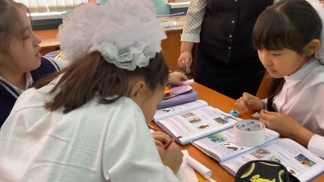 Сценарий дайындау. Кейіпкерлермен декорациялар құру.