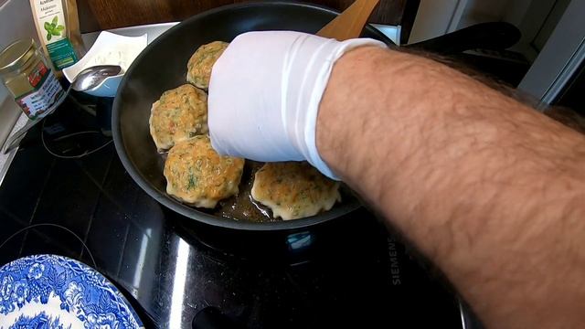 ФРИКАДЕЛИ ИЗ ЛОСОСЯ С ЛУКОМ ПОРЕЙ смотреть онлайн