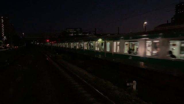 16.10.2023 года.Электричка маршута «Кавагое-Эбина» проезжает станцию Щин-Кавасаки. смотреть онлайн