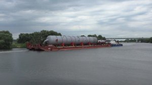 Буксиры-толкачи РТ-448 и Лепард ведут баржу М-70  с негабаритным грузом