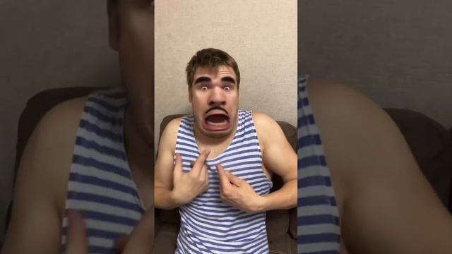Малой прикрыл Батю от Мамки😅.