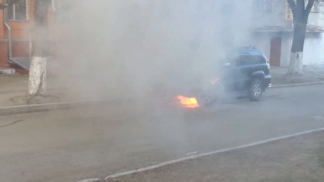 24.04.2013 Пожар в Караганде Toyota Prado is burning смотреть онлайн